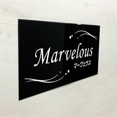黒アクリル銘板 両面テープ止め マグネット止め　アパートの看板