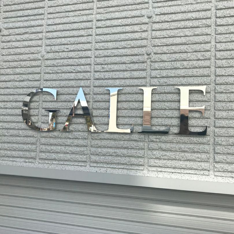 ステンレス切り文字看板　鏡面　マンションの看板