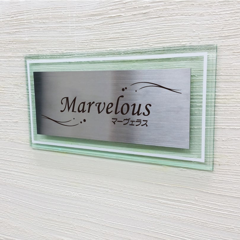ステンレスとガラス調アクリルの看板　二重構造の看板