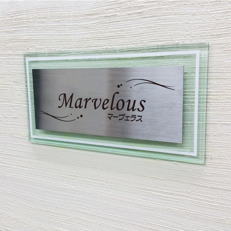 ステンレスとガラス調アクリルの看板　二重構造の看板
