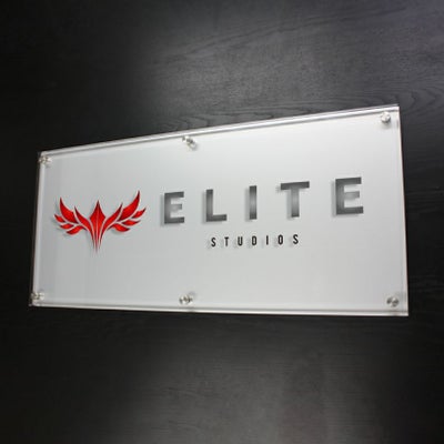 フルカラー透明アクリル銘板 ラフィネ2重構造仕様 化粧ビス止め　会社銘板 事務所看板 