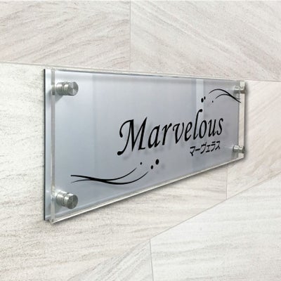 アルミ複合板と透明アクリルの看板　二重構造の看板