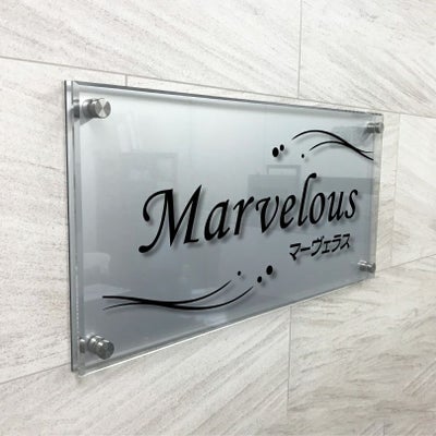 アルミ複合板と透明アクリルの看板　会社銘板