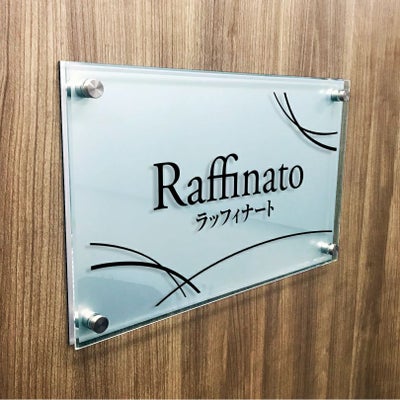 アルミ複合板とガラス調アクリルの看板　二重構造の看板