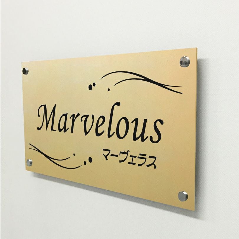建物との相性抜群なゴールドの看板