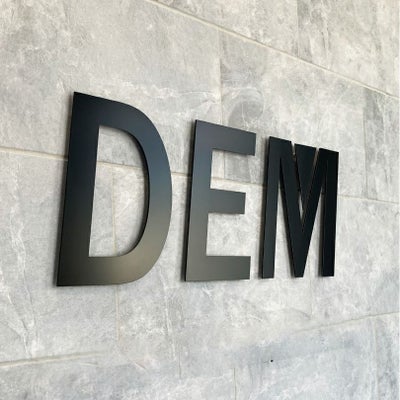 ステンレス切り文字 黒の文字看板　会社銘板 事務所看板　アイアン調看板