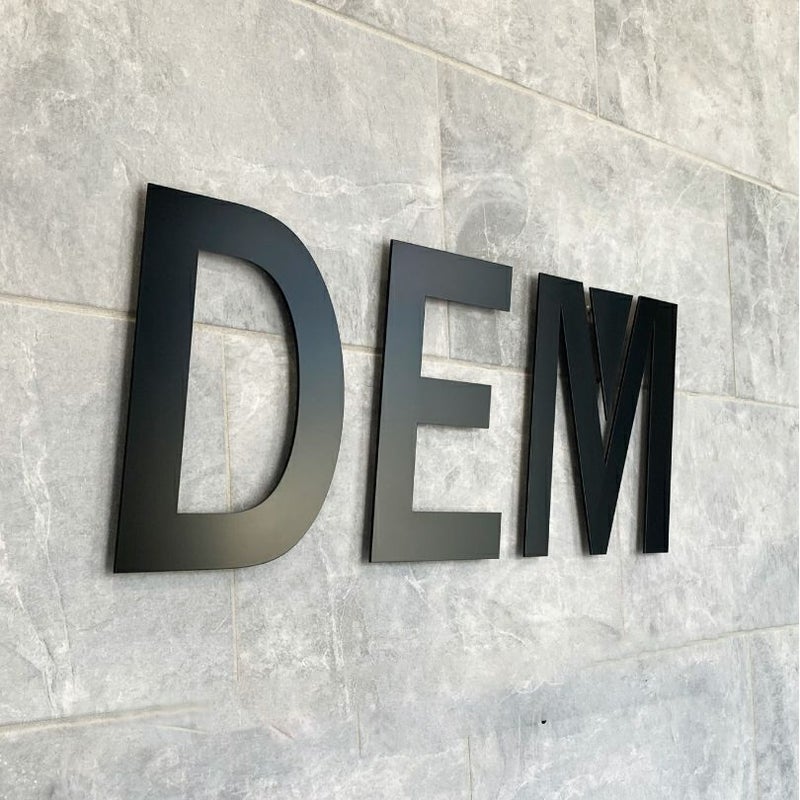 ステンレス切り文字 黒の文字看板　会社銘板 事務所看板　アイアン調看板